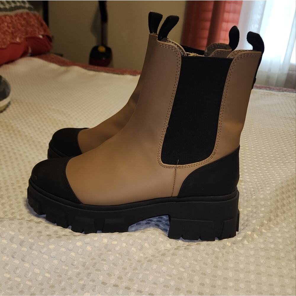 A NEW DAY EUC WOMEN'S SIZE 6 LUG SOLE BOOTS